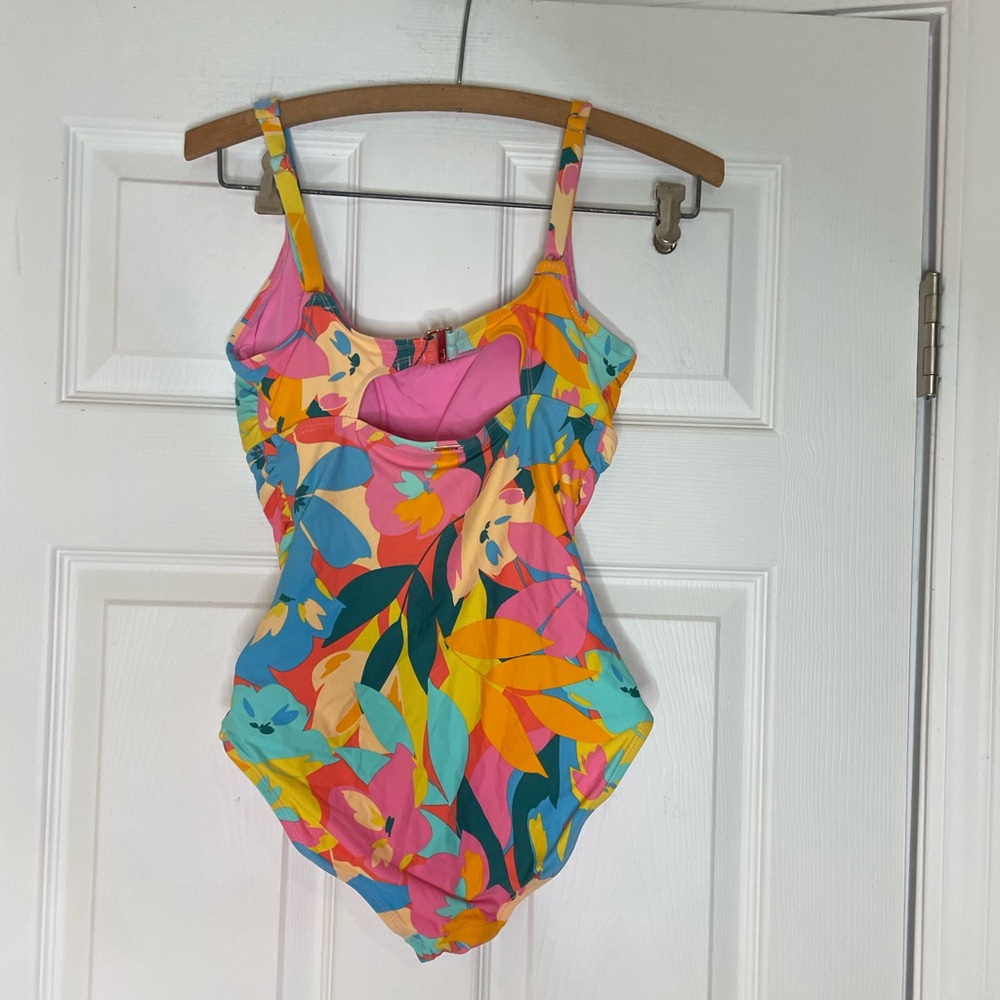 Anne Cole Printed Plumeria Scoop Neck Shirred One Piece Swimsuit - size 6 - Picture 3 of 5